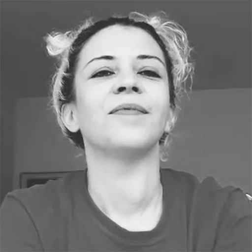 Uma mulher sorridente com cabelos coloridos