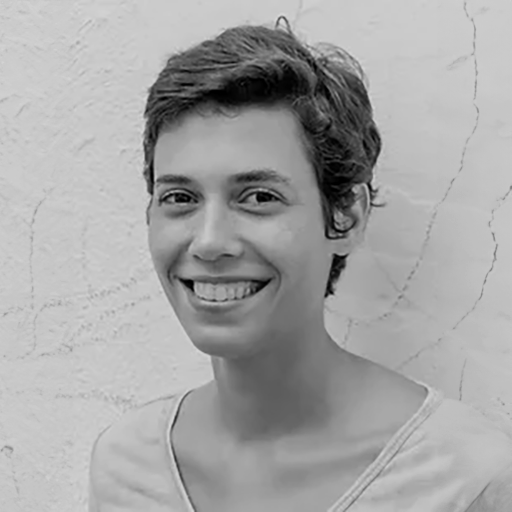 Uma mulher sorridente com cabelos curtos